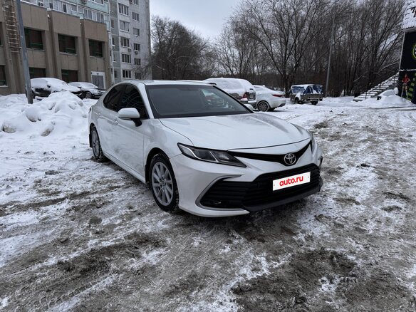2021 Toyota Camry VIII (XV70) Рестайлинг, белый, 2090000 рублей - вид 2