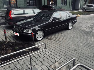 1995 Mercedes-Benz S-Класс 320 III (W140) Рестайлинг, чёрный, 1950000 рублей, вид 3