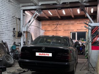 1999 Mercedes-Benz E-Класс 240 II (W210, S210) Рестайлинг, чёрный, 290000 рублей, вид 4