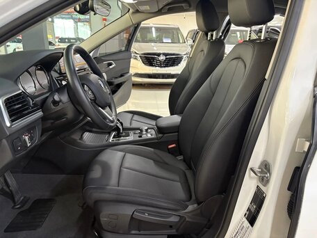 2022 BMW 1 серии 120i III (F52) Рестайлинг, белый, 2135000 рублей, вид 5