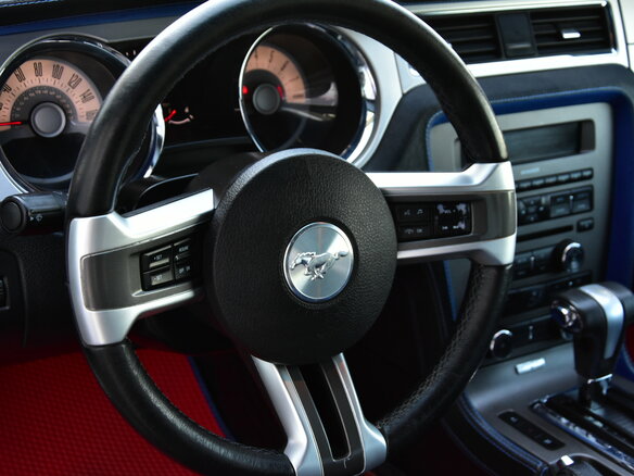 2011 Ford Mustang V Рестайлинг, белый, 1750000 рублей - вид 13