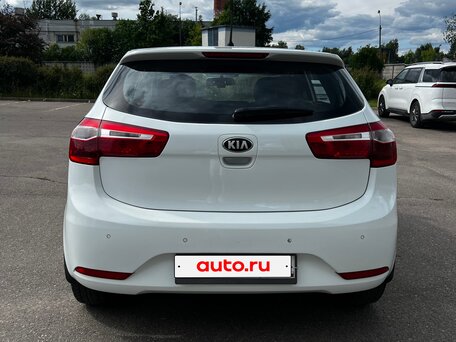 2013 Kia Rio 4-speed III, белый, 780000 рублей, вид 4
