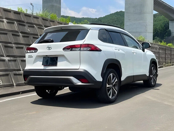 2023 Toyota Corolla Cross I, белый, 1870000 рублей - вид 2