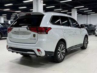 2022 Mitsubishi Outlander III Рестайлинг 3, белый, 2150000 рублей, вид 3