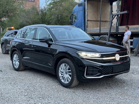 2025 Volkswagen Touareg III Рестайлинг, чёрный, 8200000 рублей - вид 2