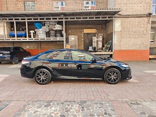 2022 Toyota Camry VIII (XV70) Рестайлинг, чёрный, 3800000 рублей, вид 3