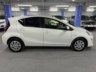 2015 Toyota Aqua I Рестайлинг, белый, 920000 рублей, вид 4