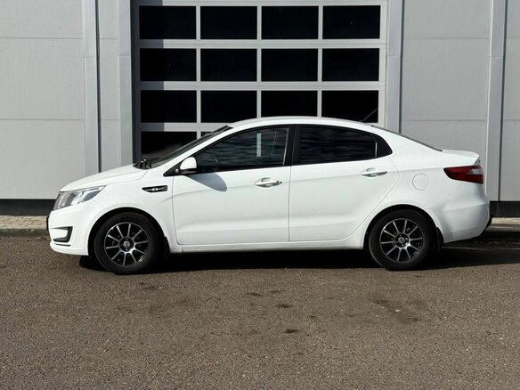 2015 Kia Rio III Рестайлинг, белый, 740000 рублей - вид 1