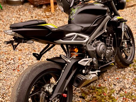 2020 Triumph Street Triple, чёрный, 900000 рублей, вид 3