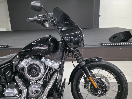2025 Harley-Davidson Street Bob, чёрный, 1550000 рублей, вид 2