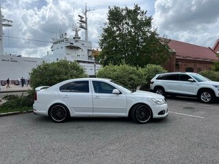 2011 Skoda Octavia RS II Рестайлинг, белый, 950000 рублей, вид 3