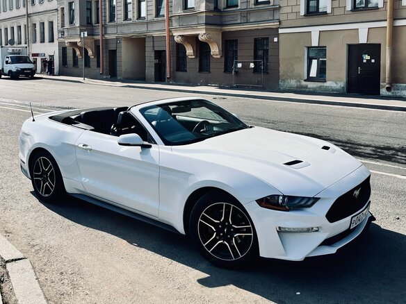 2017 Ford Mustang VI Рестайлинг, белый, 2250000 рублей - вид 4