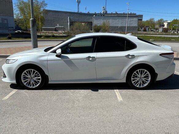 2019 Toyota Camry VIII (XV70), белый, 2940000 рублей - вид 3