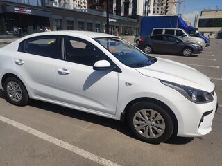 2020 Kia Rio IV, белый, 1990000 рублей, вид 4