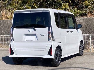 2023 Daihatsu Tanto IV Рестайлинг, белый, 798000 рублей, вид 4