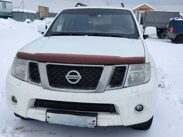 2011 Nissan Pathfinder III Рестайлинг, белый - вид 1