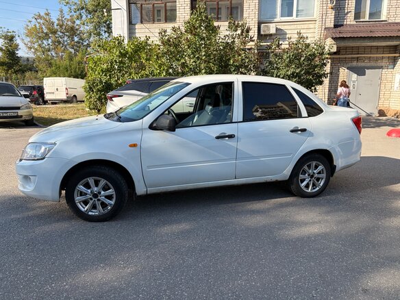 2014 Lada (ВАЗ) Granta I, белый, 315000 рублей - вид 4
