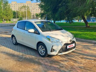 2019 Toyota Vitz III (XP130) Рестайлинг, белый, 950000 рублей, вид 4