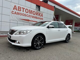 2013 Toyota Camry VII (XV50), белый, 1995000 рублей, вид 1