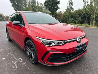 2023 Volkswagen Golf VIII, красный, 1630000 рублей, вид 3