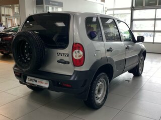 2019 Chevrolet Niva I Рестайлинг, серебристый, 650000 рублей, вид 4