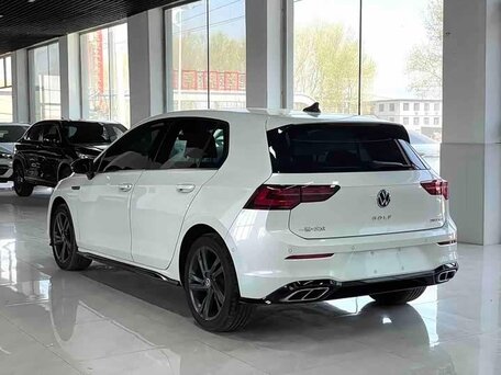 2023 Volkswagen Golf VIII, белый, 1950000 рублей, вид 3