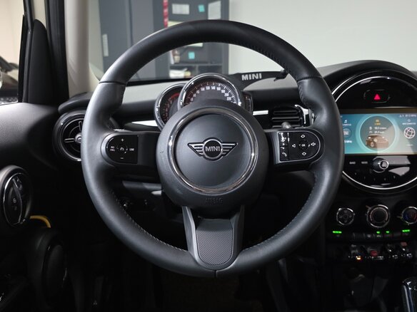 2022 Mini Hatch Cooper III (F55/F56) Рестайлинг 2, белый, 1810000 рублей - вид 8