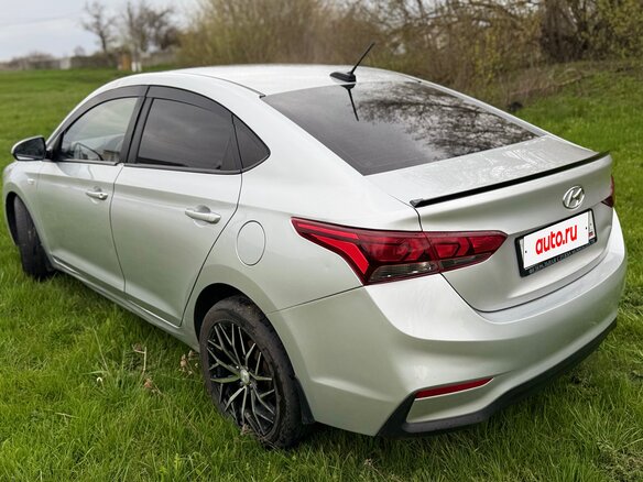 2018 Hyundai Solaris II, серебристый, 950000 рублей - вид 2