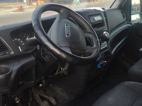 2017 Iveco Daily, красный, 2000000 рублей, вид 5