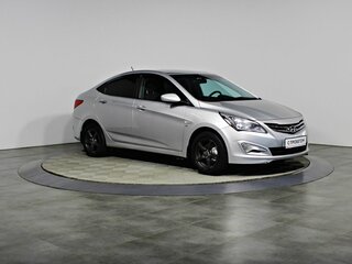 2016 Hyundai Solaris I Рестайлинг, серебристый, 946000 рублей, вид 3