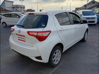 2020 Toyota Vitz III (XP130) Рестайлинг 2, белый, 935000 рублей, вид 4