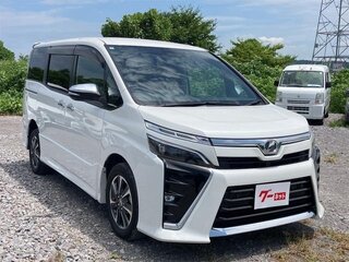 2021 Toyota Voxy III (R80) Рестайлинг, белый, 1975000 рублей, вид 1