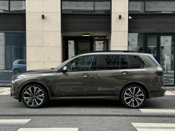 2023 BMW X7 40i I (G07) Рестайлинг, зелёный, 11790000 рублей - вид 3