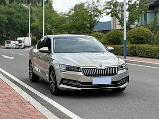 2022 Skoda Superb III Рестайлинг, золотистый, 1540000 рублей, вид 3