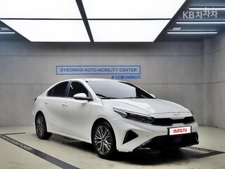 2022 Kia K3 II Рестайлинг, белый, 1800000 рублей, вид 1
