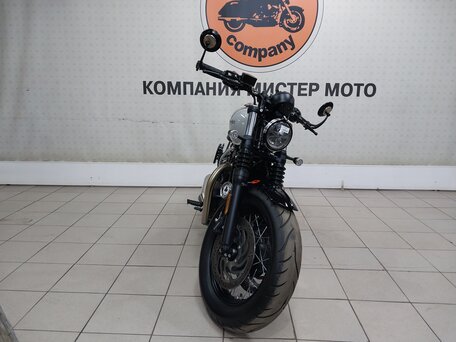 2024 Triumph Bonneville Bobber, чёрный, 1649000 рублей, вид 3