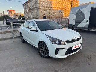 2018 Kia Rio IV, белый, 800000 рублей, вид 1