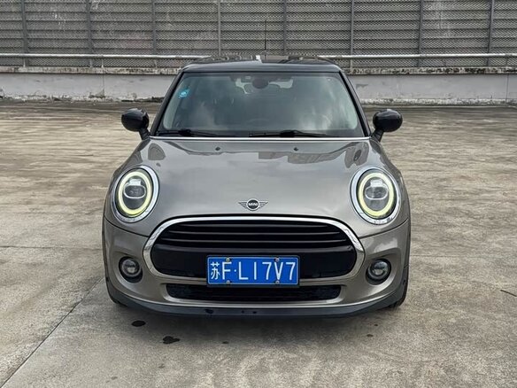 2020 Mini Hatch Cooper III (F55/F56) Рестайлинг, серый, 2050000 рублей - вид 1