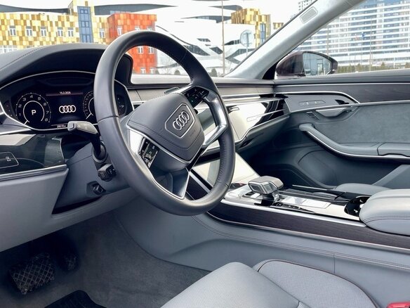 2020 Audi A8 Long 55 TFSI IV (D5), красный - вид 2