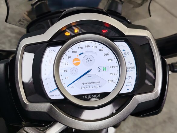 2024 Triumph Rocket 3, чёрный, 2349000 рублей - вид 8