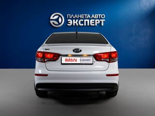 2016 Kia Rio III Рестайлинг, белый, 980000 рублей, вид 5