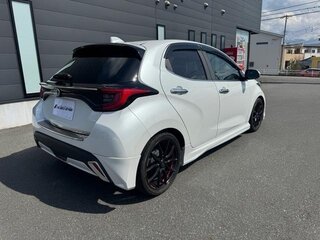 2023 Toyota Yaris IV, белый, 880000 рублей, вид 4