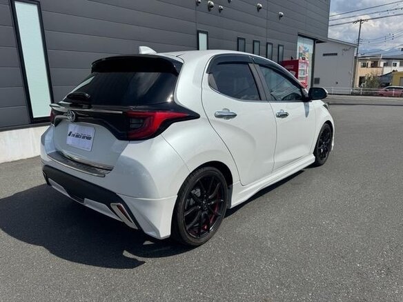 2023 Toyota Yaris IV, белый - вид 3