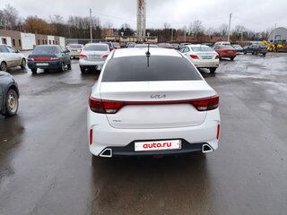 2021 Kia Rio IV Рестайлинг, белый, 1200000 рублей, вид 4