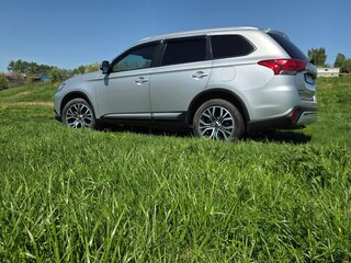 2019 Mitsubishi Outlander III Рестайлинг 3, серебристый, 2440000 рублей, вид 4