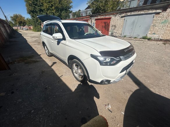 2014 Mitsubishi Outlander III Рестайлинг, белый, 1600000 рублей - вид 3