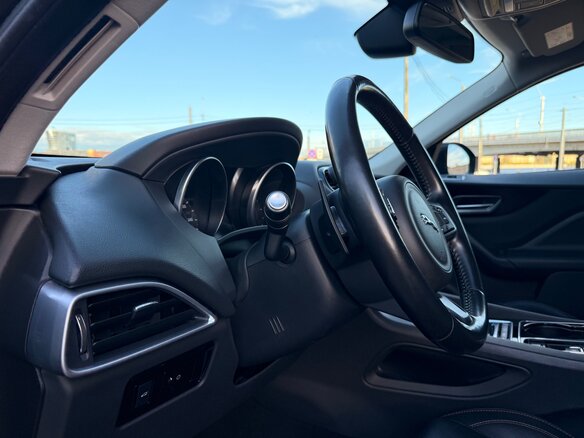 2017 Jaguar F-Pace I, чёрный, 2395000 рублей - вид 16
