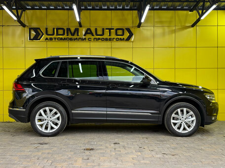 2017 Volkswagen Tiguan II, чёрный, 2399000 рублей, вид 4