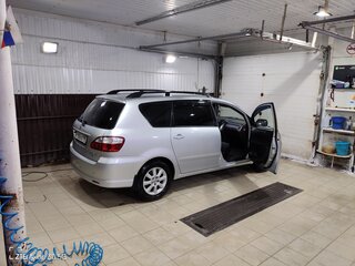 2004 Toyota Avensis Verso I Рестайлинг, серебристый, 850000 рублей, вид 2