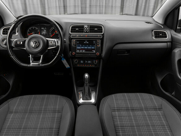 2018 Volkswagen Polo V Рестайлинг, серебристый, 1470000 рублей - вид 7